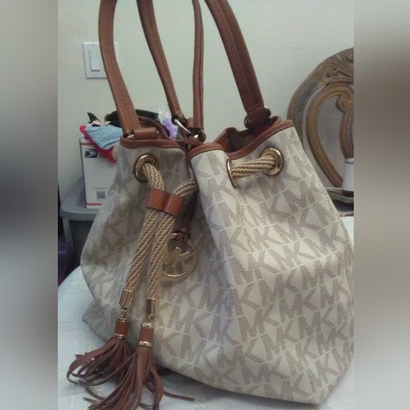 BEAUTIFUL MICHAEL KORS MONOGRAM BAG CREAM / TAN GOLD HARDWARE LARGE BAG PRETTY - Picture 5 of 12